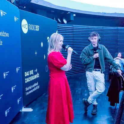 Joanna Bojczuk prowadzi audycję z Marcinem Ryśem w Planetarium Śląskim. (wygenerowano przez AI)
