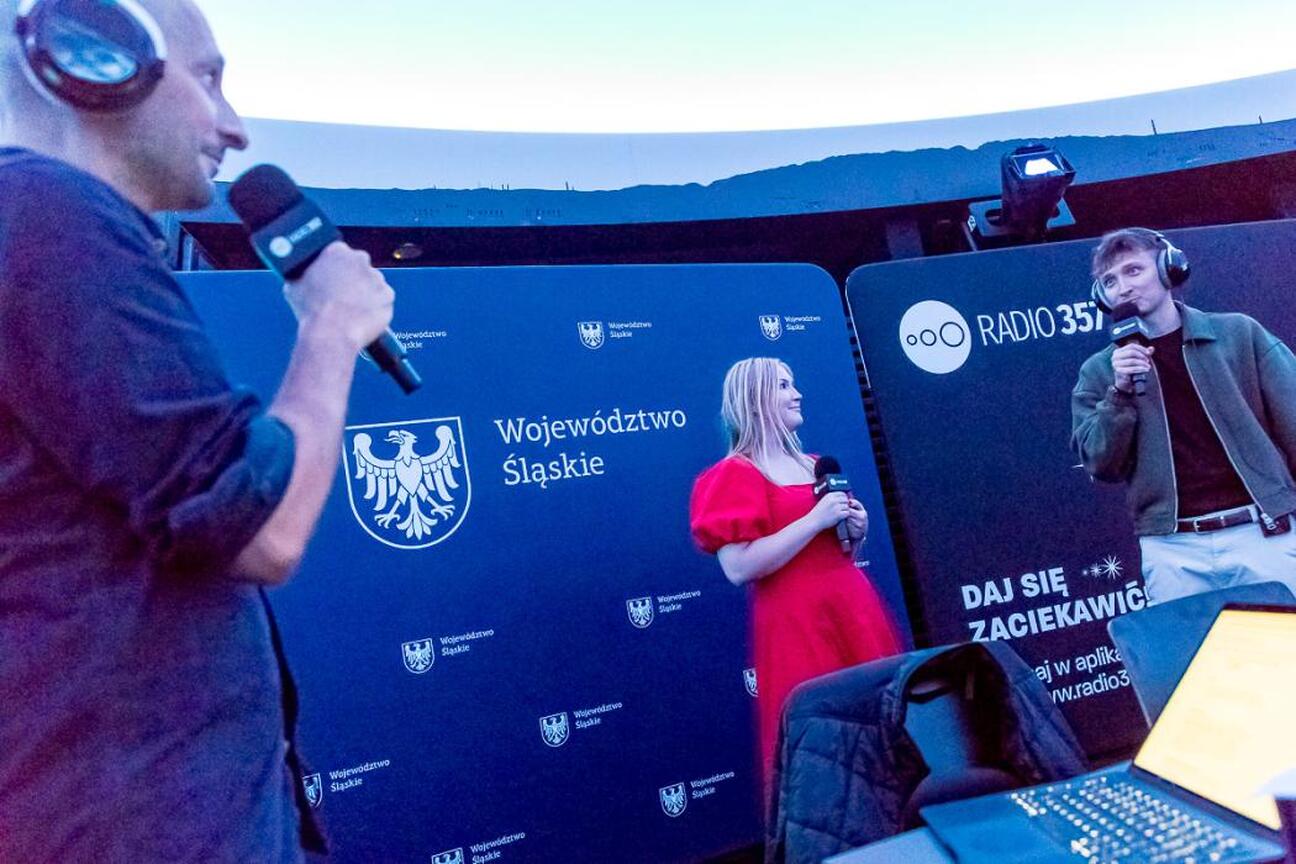 Grupa osób z Planetarium Śląskiego uczciła 208. notowanie "Lista Piosenek" Radio 357, otrzymując certyfikaty. (wygenerowano przez AI)