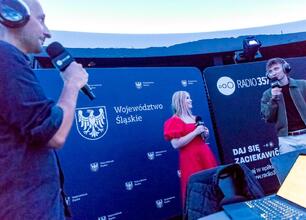 Grupa osób z Planetarium Śląskiego uczciła 208. notowanie "Lista Piosenek" Radio 357, otrzymując certyfikaty. (wygenerowano przez AI)