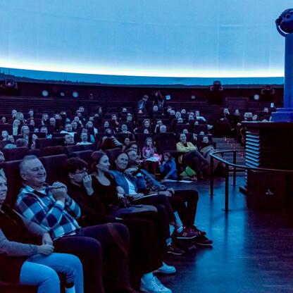 Wśród 280 słuchaczy w Planetarium Śląskiego podczas 208. notowania listy piosenek Radio 357. (wygenerowano przez AI)