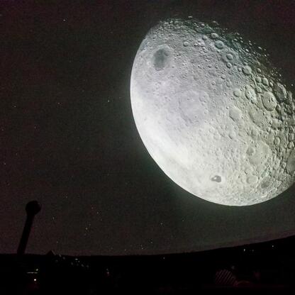 Projekcja kosmiczna na kopule planetarium, z okazji notowania listy piosenek Radio 357. (wygenerowano przez AI)