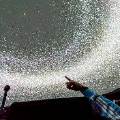 Zaprezentowanie spektakularnego kosmicznego widowiska w Planetarium Śląskiego. (wygenerowano przez AI)