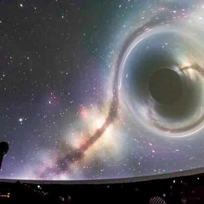 Projekt kosmiczny na ekranie planetarium, łączący muzykę i astronomię. (wygenerowano przez AI)