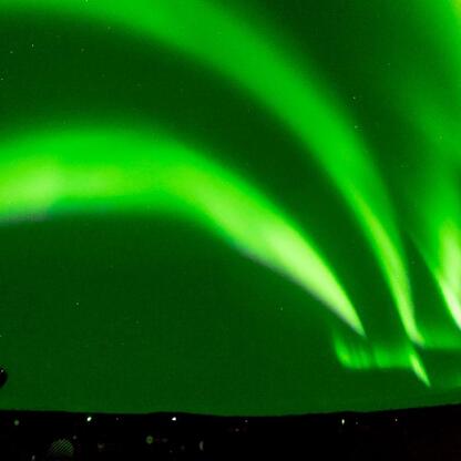 Zjawienie się zorzy polarnej nad Planetarium Śląskiego podczas koncertu 