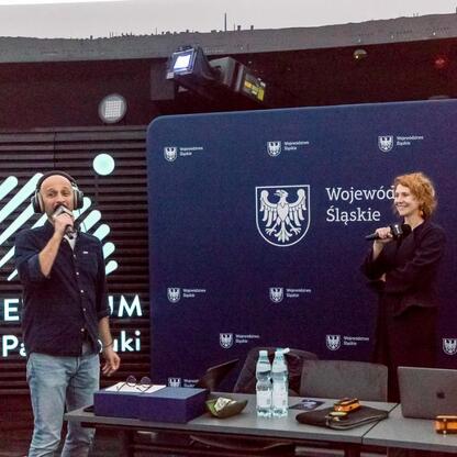 Ludzie na scenie podczas koncertu Radio 357 z Planetarium Śląskiego. (wygenerowano przez AI)