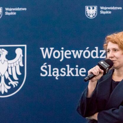 Zdjęcie przedstawia moment z transmisji Radio 357 z Planetarium Śląskiego, gdzie gosposia, prawdopodobnie Joanna Bojczuk, prowadzi audycję. (wygenerowano przez AI)