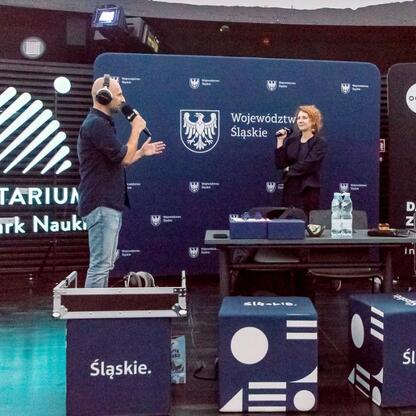 Live broadcast from Radio 357 at Planetarium Śląskiego, featuring Joanna Bojczuk, Stefan Janta, and Patrycja Młynarczyk. (wygenerowano przez AI)