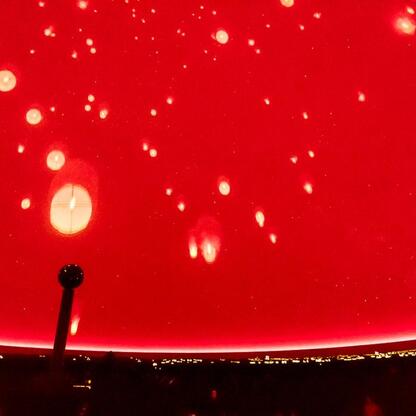 Zjawiskowy spektakl kosmiczny z Planetarium Śląskiego, łączący muzykę i naukę. (wygenerowano przez AI)