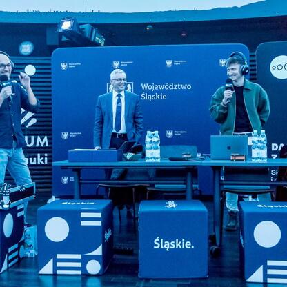Live broadcast from Radio 357 at Planetarium Śląskiego, featuring Jarosław Juszkiewicz as guest speaker. (wygenerowano przez AI)