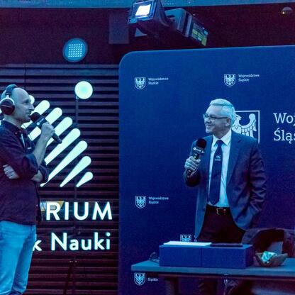 Na żywo z Planetarium Śląskiego: Radio 357 z udziałem Mateusza Fusiarza i Marcinia Łukawskiego. (wygenerowano przez AI)