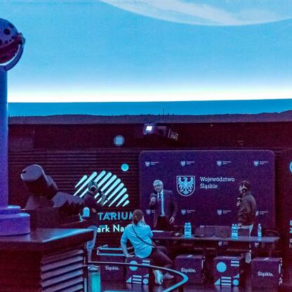 Wśród niebieskiego nieba i żółtego Śląska, na scenie w Planetarium Śląskiego, Radio 357 transmituje 