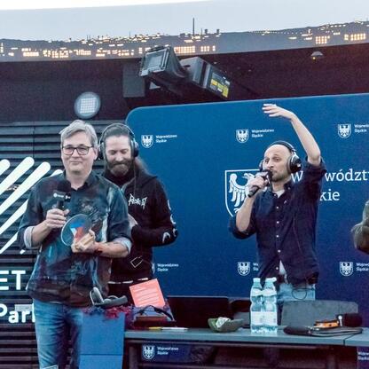 Zdjęcie przedstawia koncert z listy piosenek Radio 357 z Planetarium Śląskiego. (wygenerowano przez AI)