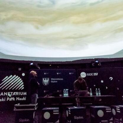 Wśród 280 słuchaczy w Planetarium Śląskiego rozegrany został wyjątkowy koncert Radio 357, łączący muzykę, naukę i emocje. (wygenerowano przez AI)