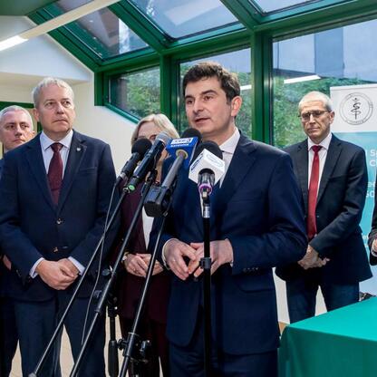 Wojciech Saługa, Marszałek Województwa Śląskiego, podczas briefingu prasowego w Chorzowie, podpisuje umowę na budowę schronu i miejsca doraźnego schronienia. (wygenerowano przez AI)