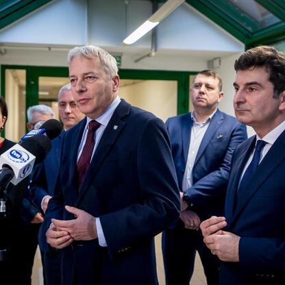 Wojciech Saługa, Marszałek Województwa Śląskiego, prowadzi briefingu prasowego o budowie schronu i miejsca doraźnego schronienia. (wygenerowano przez AI)