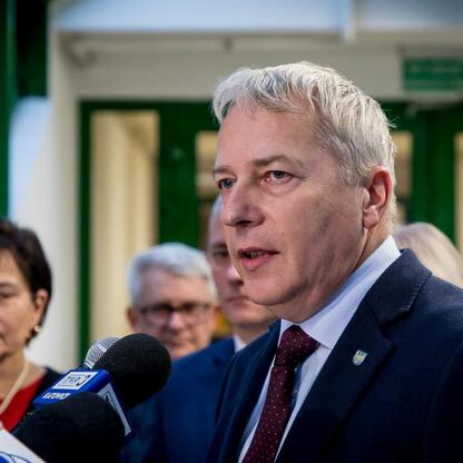Marszałek Wojciech Saługa przemawia na konferencji prasowej o budowie schronu dla Regionu Leczenia Raka Płuc. (wygenerowano przez AI)