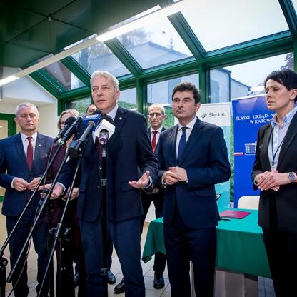 Wojciech Saługa, Marszałek Województwa Śląskiego, podczas konferencji prasowej w Chorzowie, podpisuje umowę na budowę schronu dla Regionalnego Centrum Leczenia Raka Płuc. (wygenerowano przez AI)