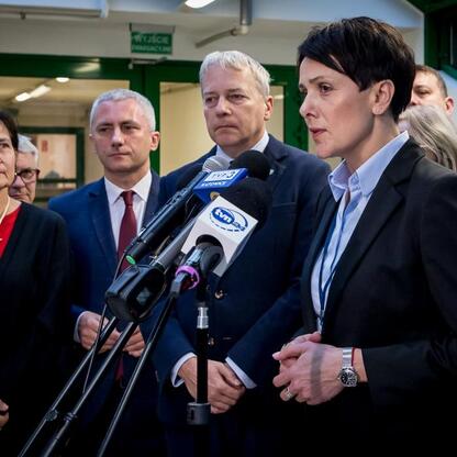 Wojciech Saługa, Marszałek Województwa Śląskiego, prowadzi briefingu prasowego o budowie schronu i tymczasowego schronienia w Chorzowie. (wygenerowano przez AI)