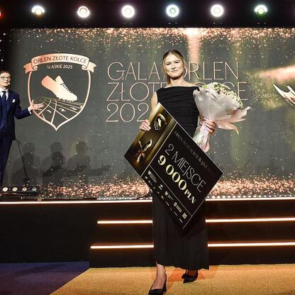 Na Galii Orlen Złote Kolce 2025, Maria Żodzik otrzymuje nagrodę za najlepszą lekkoatletkę w Polsce, Leszek Pietraszek prezentuje trofeum. (wygenerowano przez AI)