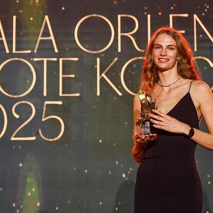 Gala Orlen Złote Kolce na Superauto.pl Stadion Śląskim, Maria Żodzik z trofeum, uznawana za najlepszą polską lekkoatletkę. (wygenerowano przez AI)
