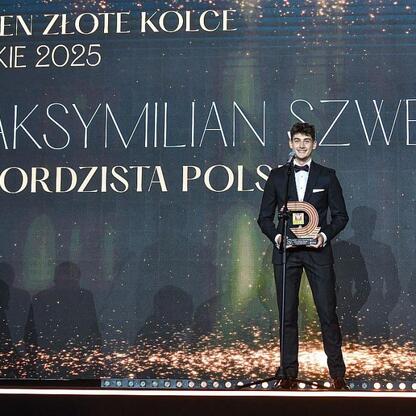 Maksymilian Szwed, rekordzista Polski w 200m, odbiera nagrodę na Superauto.pl Stadion Śląskim. (wygenerowano przez AI)