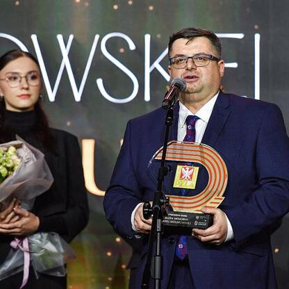 Leszek Pietraszek, wice-marszałek, wręcza nagrodę najlepszym polskim lekkoatletom Maria Żodzik i Maksymilianowi Szwedowi na Superauto.pl Stadion Śląskim. (wygenerowano przez AI)