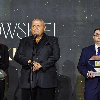 Na podium w Superauto.pl Stadion Śląskim Maria Żodzik i Maksymilian Szwed otrzymują nagrody za najlepsze osiągnięcia w lekkoatletyce. (wygenerowano przez AI)