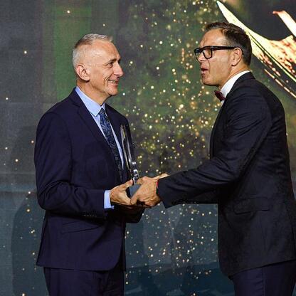 Leszek Pietraszek, wicemarszałek Województwa Śląskiego, wręcza nagrody najlepszym polskim lekkoatletom Maria Żodzik i Maksymilianowi Szwedowi. (wygenerowano przez AI)
