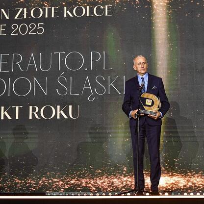 Wicemarszałek Leszek Pietraszek wręcza nagrodę na ceremonii 
