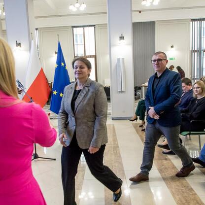 Formalna konferencja w Urzędzie Marszałkowskim Województwa Śląskiego, związana z Europejskim Funduszem Rozwoju Regionalnego. (wygenerowano przez AI)