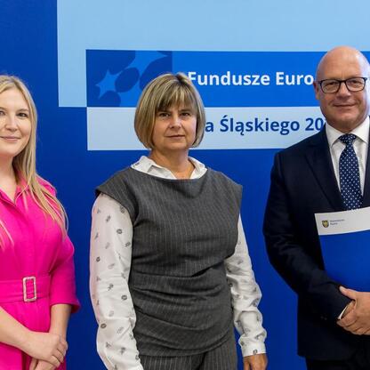 Trzech przedstawicieli zarządu województwa podczas uroczystości wręczenia listów gratulacyjnych w Urzędzie Marszałkowskim Województwa Śląskiego. (wygenerowano przez AI)