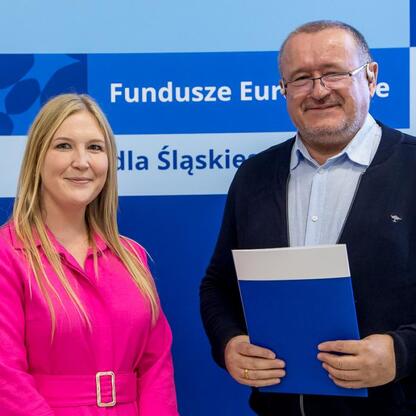 Joanna Bojczuk i nieznany osobnik przedstawiają projekt Funduszy Europejskich dla Śląska. (wygenerowano przez AI)