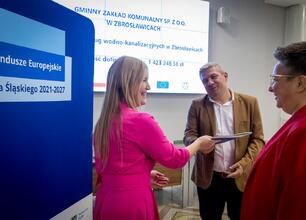 Grzegorz Boski i Marcin Ryś wicemarszałkowie Województwa Śląskiego wręczają listy gratulacyjne przedstawicielom beneficjentów projektów dofinansowanych ze środków europejskich. (wygenerowano przez AI)
