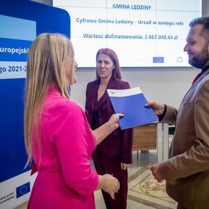 Województwo Śląskie: Prezentacja projektów dofinansowanych z Unii Europejskiej. (wygenerowano przez AI)