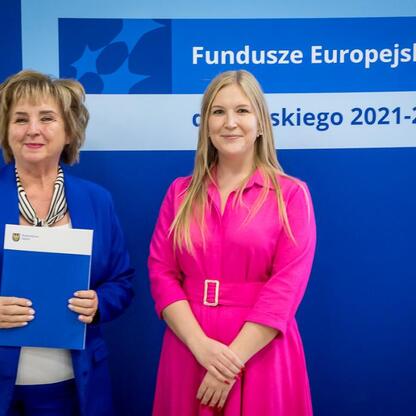 Joanna Bojczuk i inna osoba przedstawiają projekty finansowane z Europejskich Funduszy dla Śląska 2021-2027. (wygenerowano przez AI)