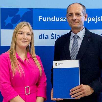 Joanna Bojczuk i nieznany osobnik przedstawiają projekt Funduszy Europejskich dla Śląska 2021-2027. (wygenerowano przez AI)