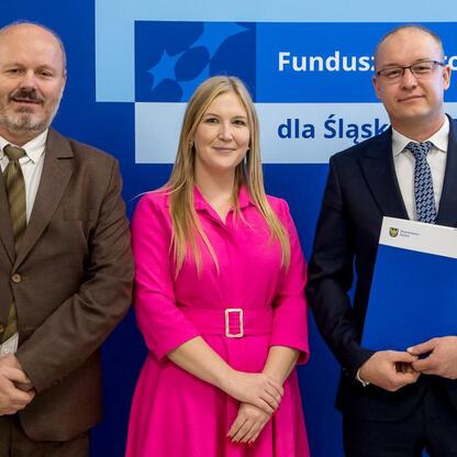 Trzech przedstawicieli zarządu województwa podczas uroczystości związanych z rozdaniem europejskich funduszy dla Śląska 2021-2027. (wygenerowano przez AI)