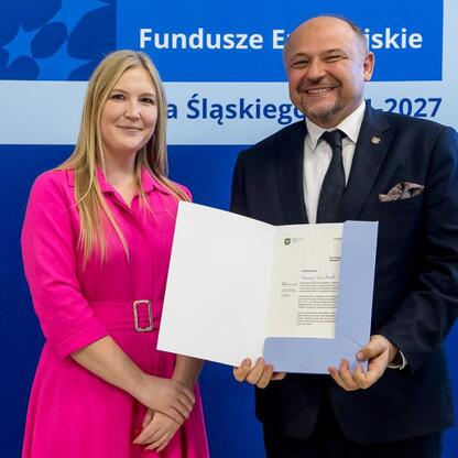 Joanna Bojczuk i Grzegorz Boski wręczają certyfikaty projektom bénéficjentów Europejskich Funduszy dla Śląska 2021-2027. (wygenerowano przez AI)