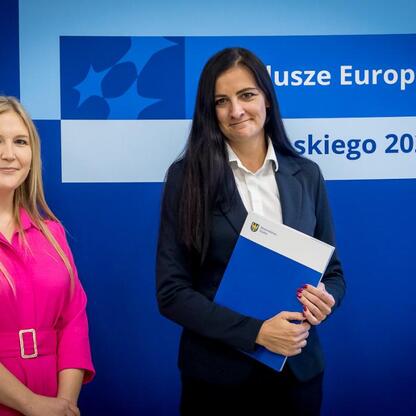 Joanna Bojczuk i inżynierka przedstawiają projekty finansowane z Europejskich Funduszy dla Śląska 2021-2027. (wygenerowano przez AI)