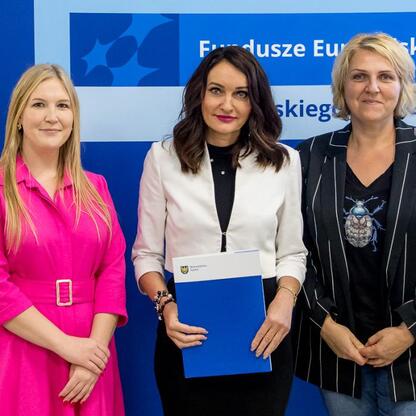 Joanna Bojczuk, członek Zarządu Województwa Śląskiego, prezentuje dokumenty z projektów Europejskich Funduszy dla Śląska 2021-2027. (wygenerowano przez AI)