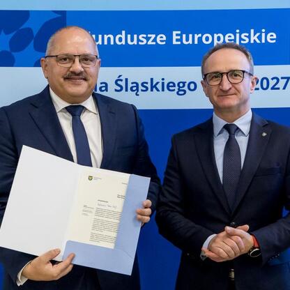 Grzegorz Boski i Marcin Ryś przedstawiają projekty finansowane z Europejskich Funduszy dla Śląska 2021-2027. (wygenerowano przez AI)