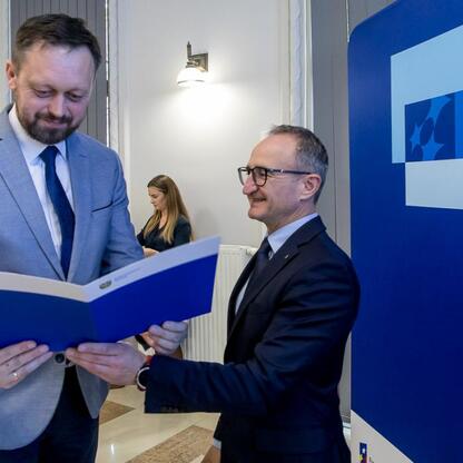 Grzegorz Boski i Marcin Ryś wręczają listy gratulacyjne wojewódzkiej delegacji projektom bénéficjentów z Europejskich Funduszy dla Śląska. (wygenerowano przez AI)
