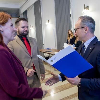 Wicemarszałek Grzegorz Boski gratuluje projektantom zrealizowaniu sukcesu w projekcie EU. (wygenerowano przez AI)