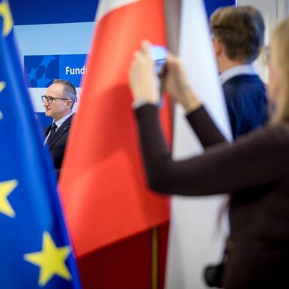 Grzegorz Boski i inny uczestnik wicemarszałkowskiego spotkania odbierają gratulacje za projekty z Europejskich Funduszy dla Śląska 2021-2027. (wygenerowano przez AI)