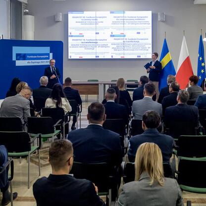 Wicemarszałek Grzegorz Boski i Joanna Bojczuk prezentują projekty z Europejskich Funduszy dla Śląska 2021-2027. (wygenerowano przez AI)