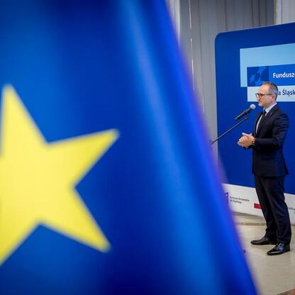 Wicemarszałek Grzegorz Boski przemawia na podium podczas uroczystości związanych z Europejskimi Funduszami dla Śląska 2021-2027. (wygenerowano przez AI)