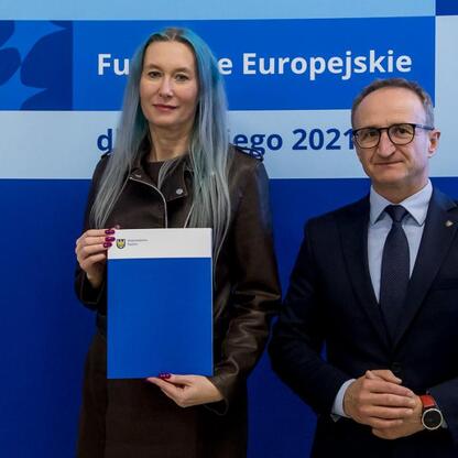 Wicemarszałek Grzegorz Boski i inny pracownik podczas prezentacji projektów z Europejskich Funduszy dla Śląska 2021-2027. (wygenerowano przez AI)