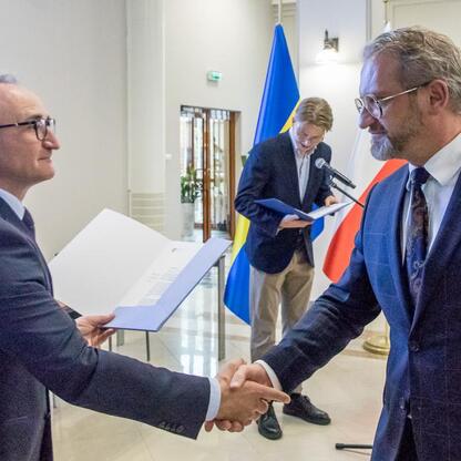 Wicemarszałek Grzegorz Boski i Joanna Bojczuk wręczają listy gratulacyjne przedstawicielom beneficjentów projektów grantowych województwa śląskiego. (wygenerowano przez AI)
