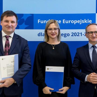 Grzegorz Boski i Joanna Bojczuk wręczają listy gratulacyjne za projekty dofinansowane z Europejskich Funduszy dla Śląska 2021-2027. (wygenerowano przez AI)