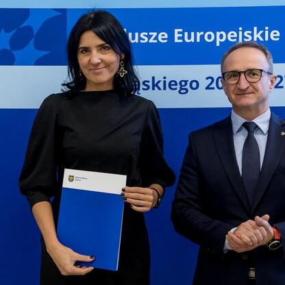 Grzegorz Boski i inżynier Marcin Ryś podczas uroczystości wręczenia listów gratulacyjnych dla projektów z Europejskich Funduszy dla Śląska 2021-2027. (wygenerowano przez AI)